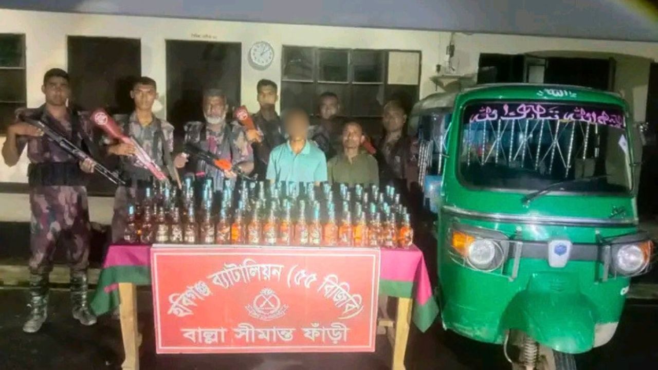 ভারতীয় মদ ও গাঁজাসহ ৩ কারবারি আটক
