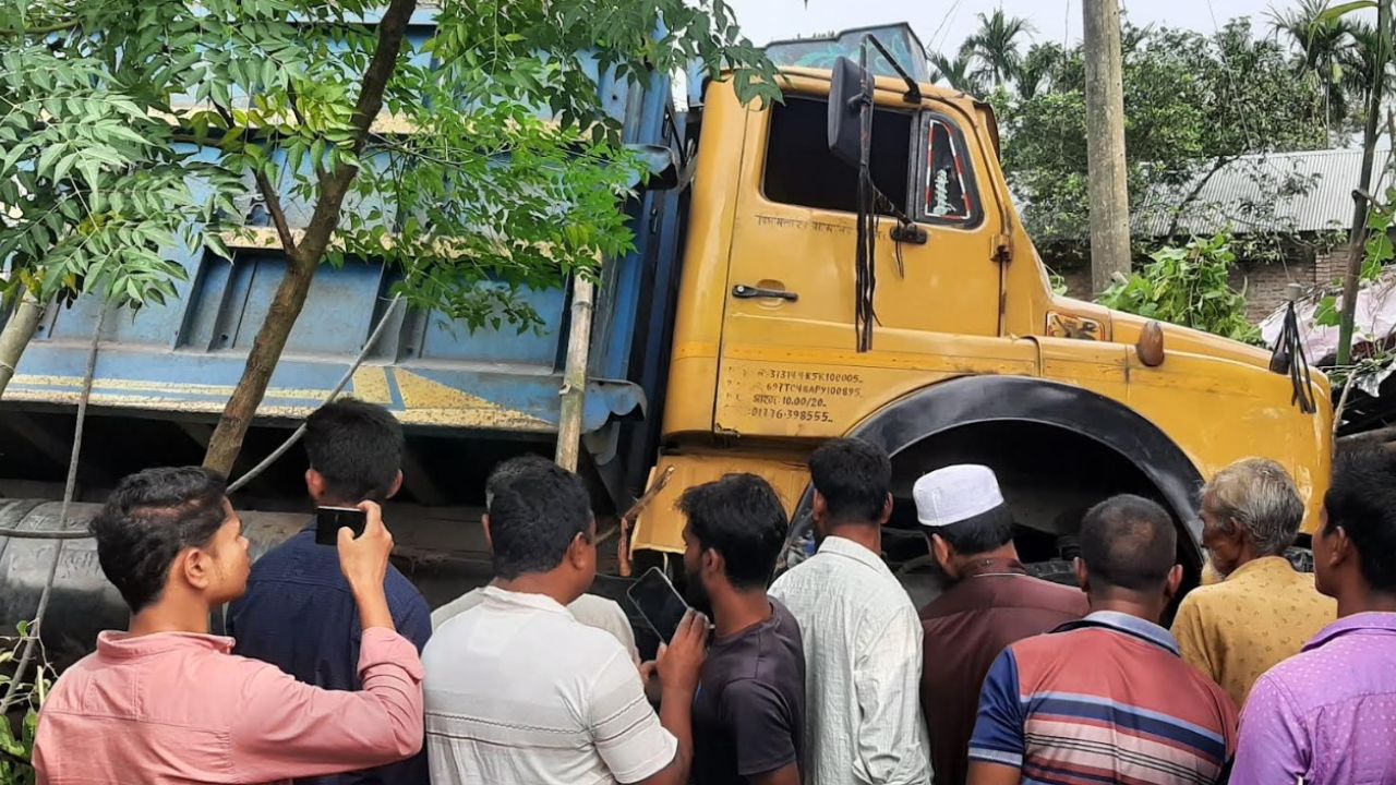 মা-দুই সন্তানসহ ৪ জনের প্রাণ কাড়লো ঘাতক ট্রাক