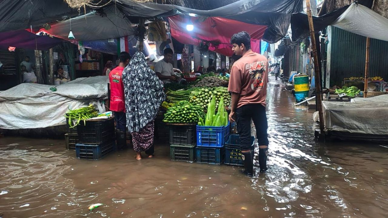 জলাবদ্ধতায় রাজবাড়ী বাজারে স্থবির ব্যবসা-বাণিজ্য