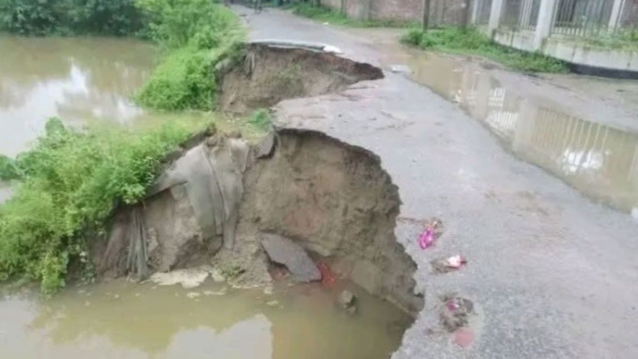 সড়ক ভেঙে বিচ্ছিন্ন যোগাযোগ, বিপাকে তিন এলাকা