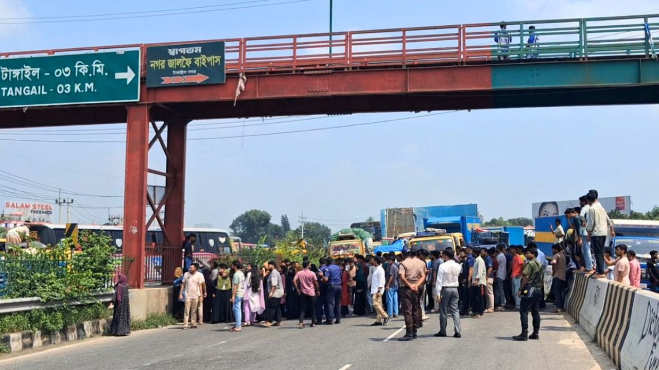 শিক্ষামন্ত্রীর পদত্যাগের দাবিতে ঢাকা-টাঙ্গাইল মহাসড়ক অবরোধ