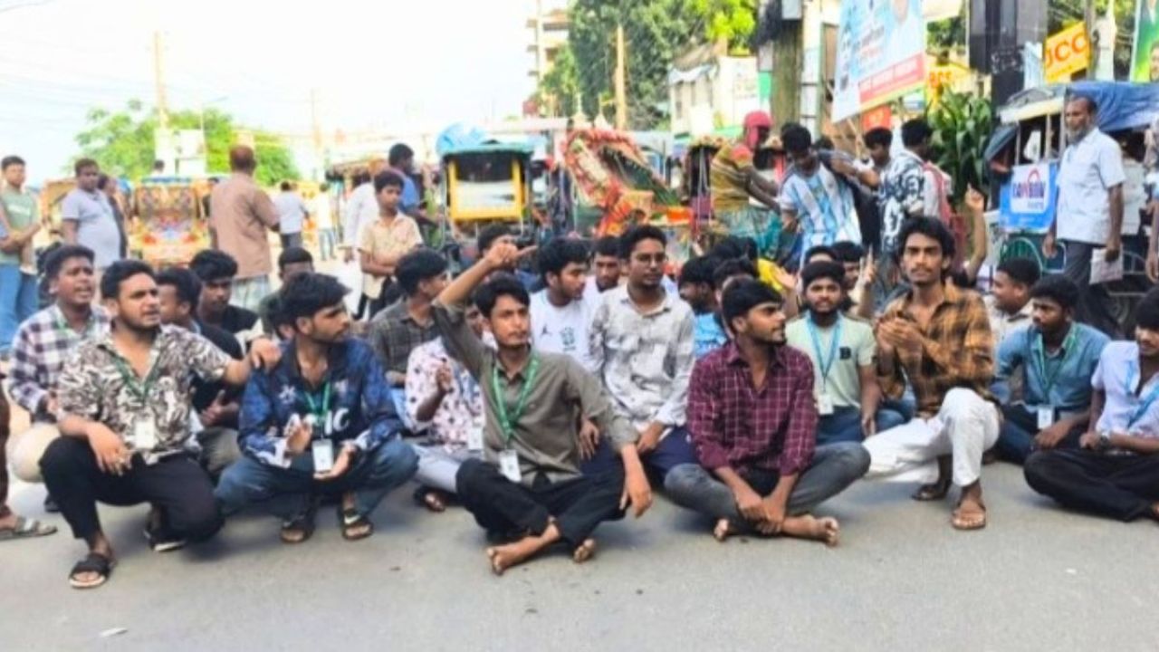 জামালপুরে এইচএসসি পরীক্ষার্থীদের বিক্ষোভ