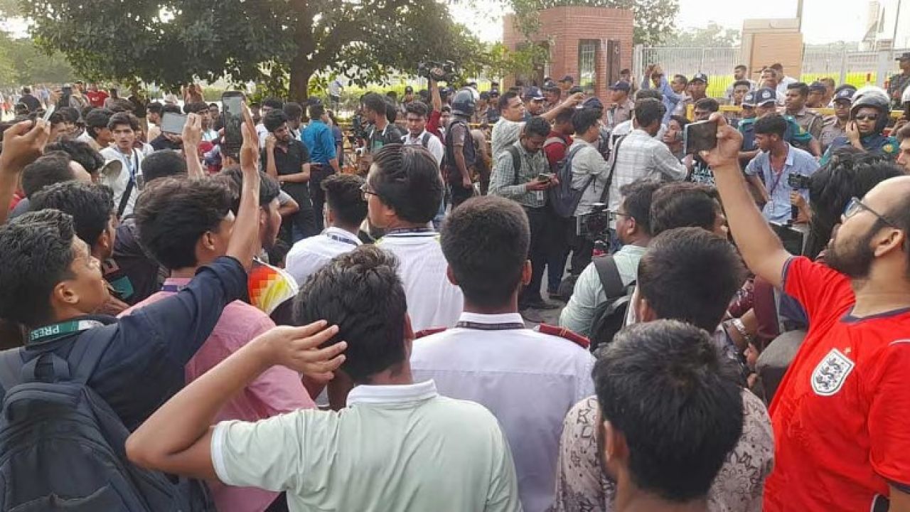 এবার সংসদ ভবনের সামনে অবস্থান