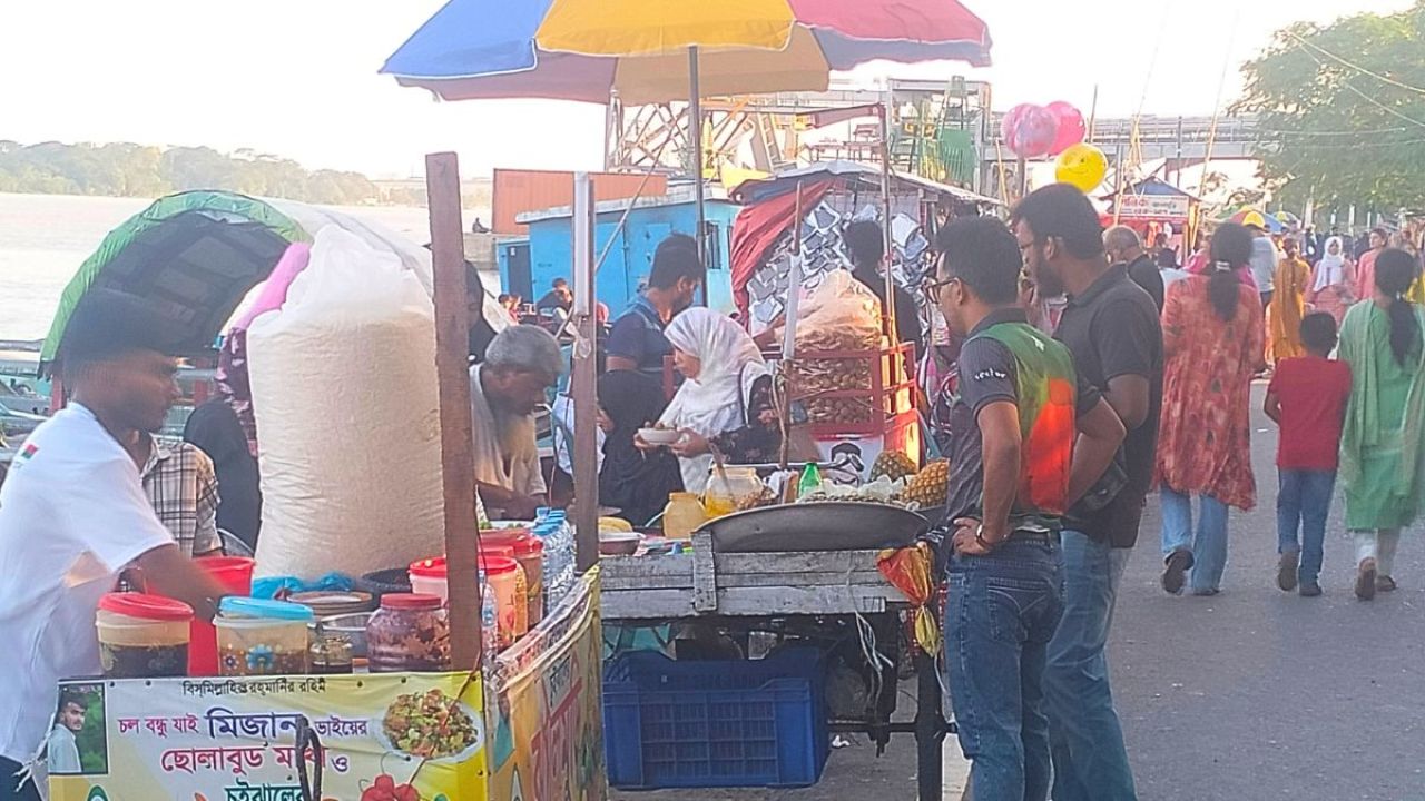 বরিশালের ৩০ গোডাউনে বিকেলের আড্ডার ঢল