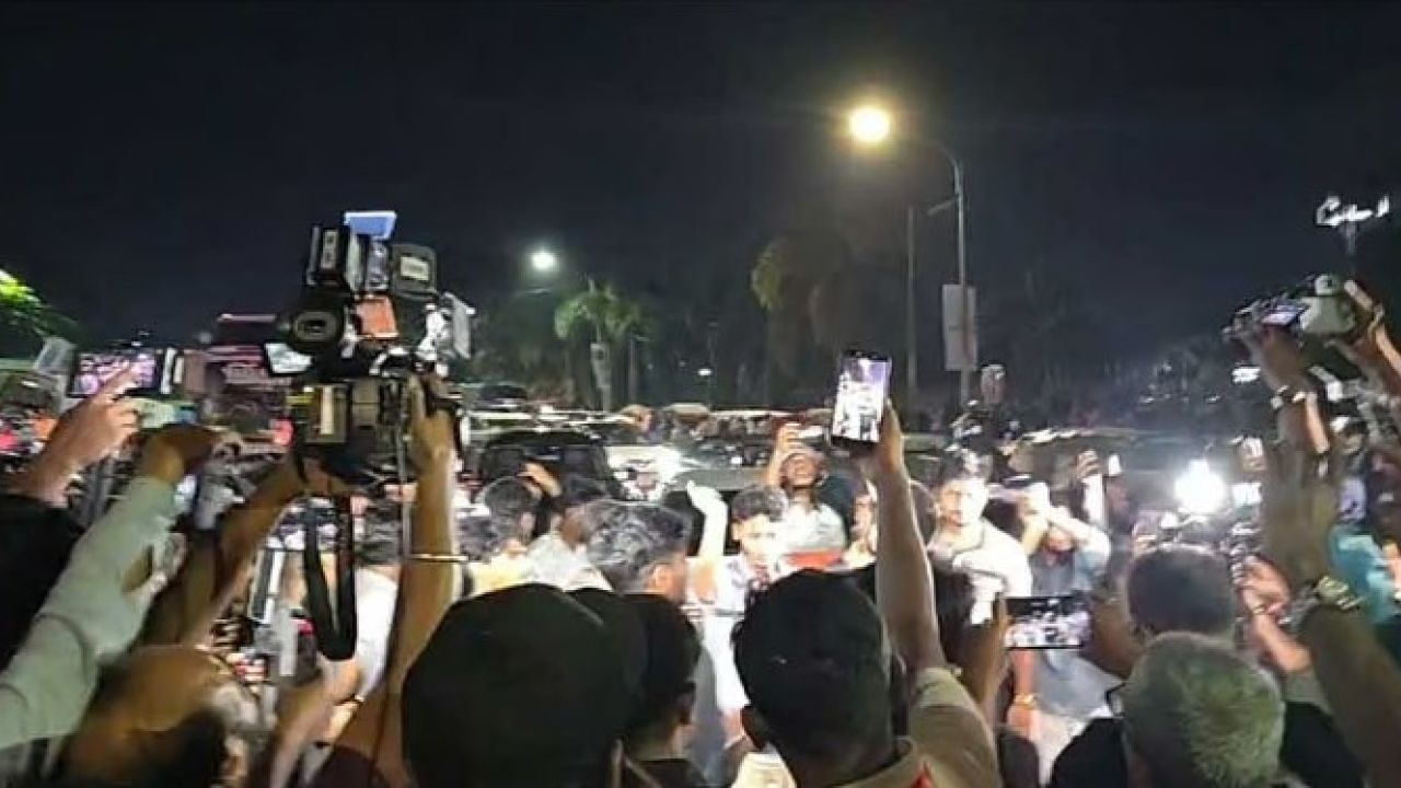 লাঠিপেটায় ছত্রভঙ্গ শিক্ষার্থীরা ফের সংসদ ভবনের সামনে