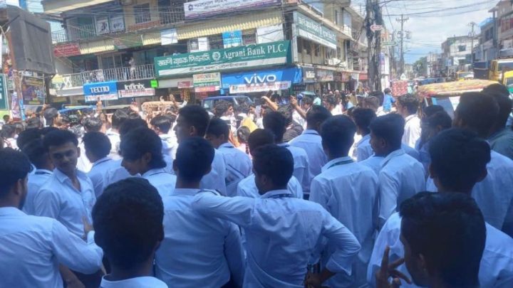 শিক্ষামন্ত্রীর ক্ষমা প্রার্থনা প্রত্যাখ্যান করে শিক্ষার্থীদের বিক্ষোভ