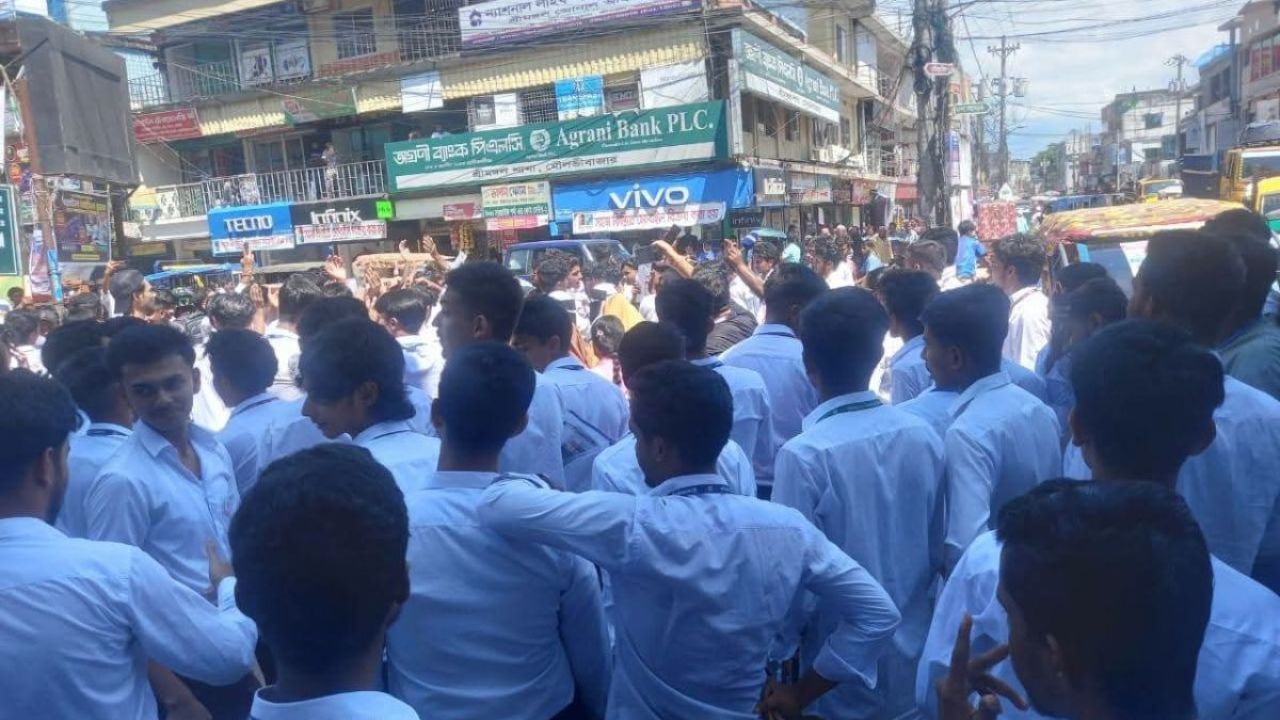 শিক্ষামন্ত্রীর ক্ষমা প্রার্থনা প্রত্যাখ্যান করে শিক্ষার্থীদের বিক্ষোভ