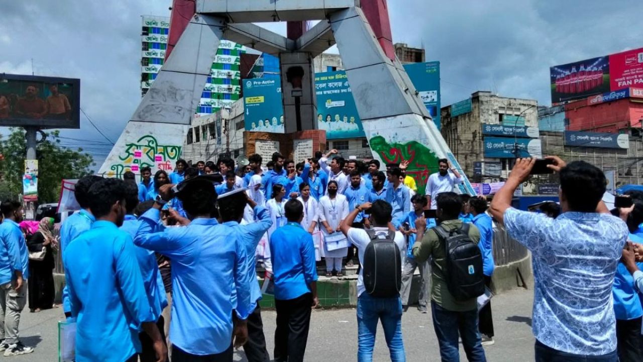 পরীক্ষা শেষে রাজপথে নারায়ণগঞ্জের পরীক্ষার্থীরা