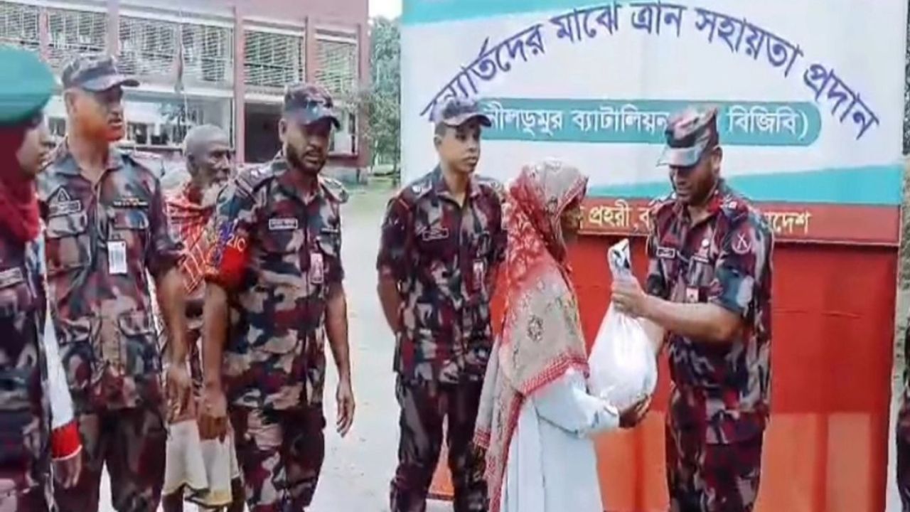শ্যামনগরে দুর্যোগে ক্ষতিগ্রস্তদের মাঝে বিজিবির ত্রাণ