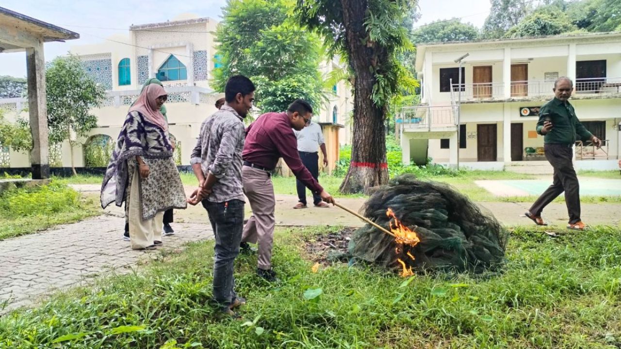 সাটুরিয়ায় বিপুল পরিমাণ নিষিদ্ধ ‘চায়না দুয়ারি’ জাল ধ্বংস