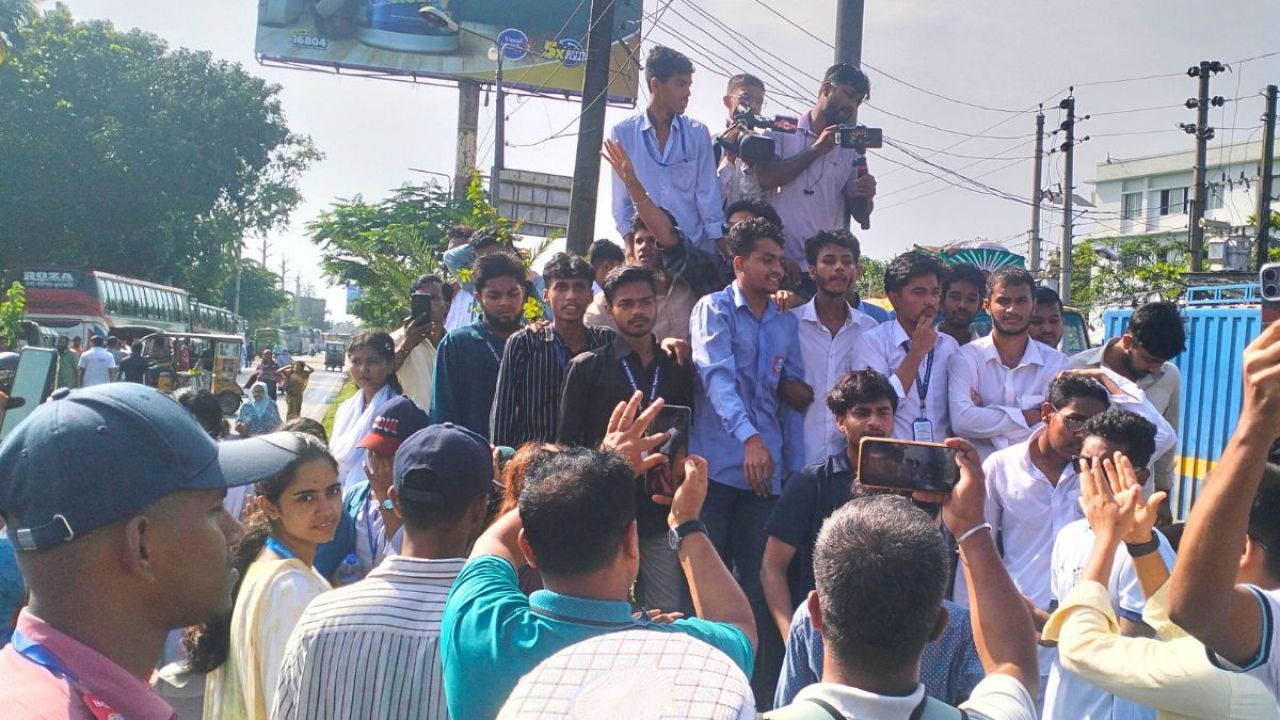 বরিশালে পরীক্ষার্থীদের অবরোধে চরম দুর্ভোগ