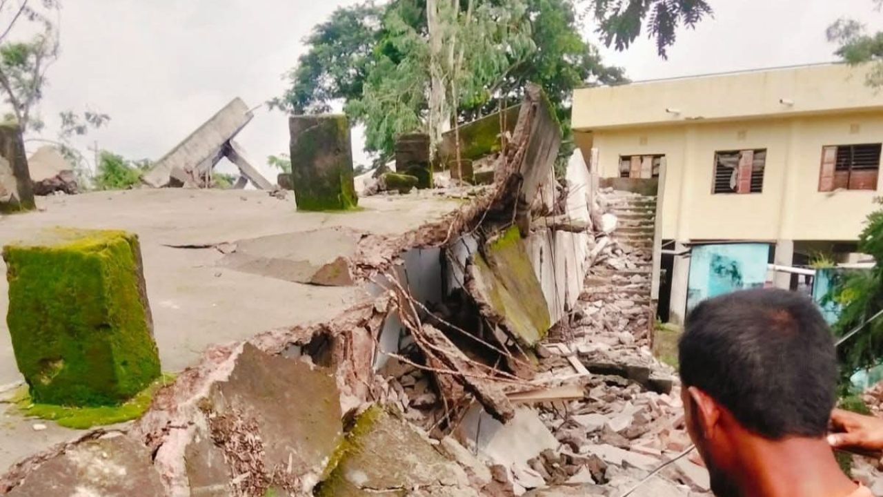 শ্যামনগরে স্কুল ভবন ভাঙার সময় ছাদ ধসে ৪ শ্রমিক আহত