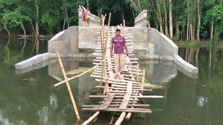 কোটি টাকার সেতু আছে, সংযোগ সড়ক নেই!