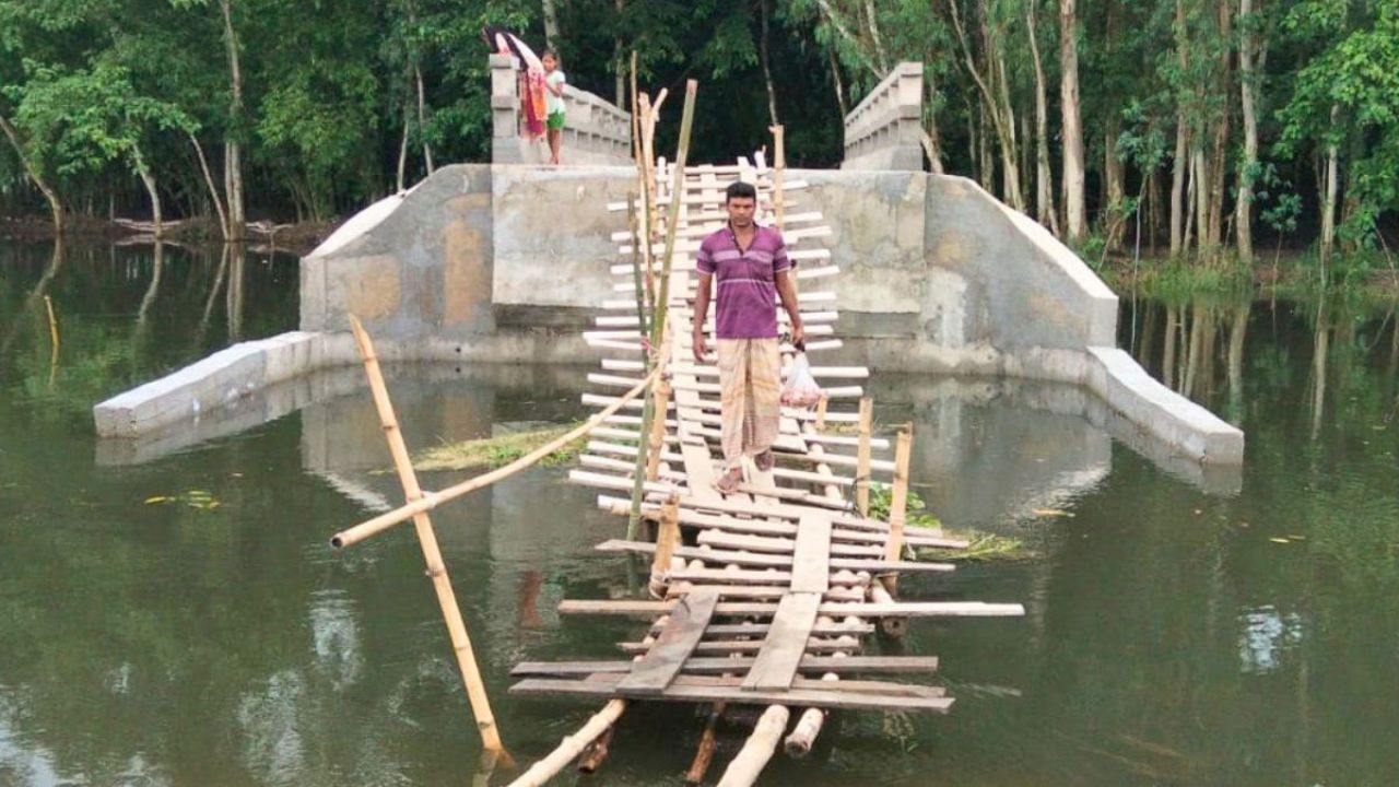 কোটি টাকার সেতু আছে, সংযোগ সড়ক নেই!