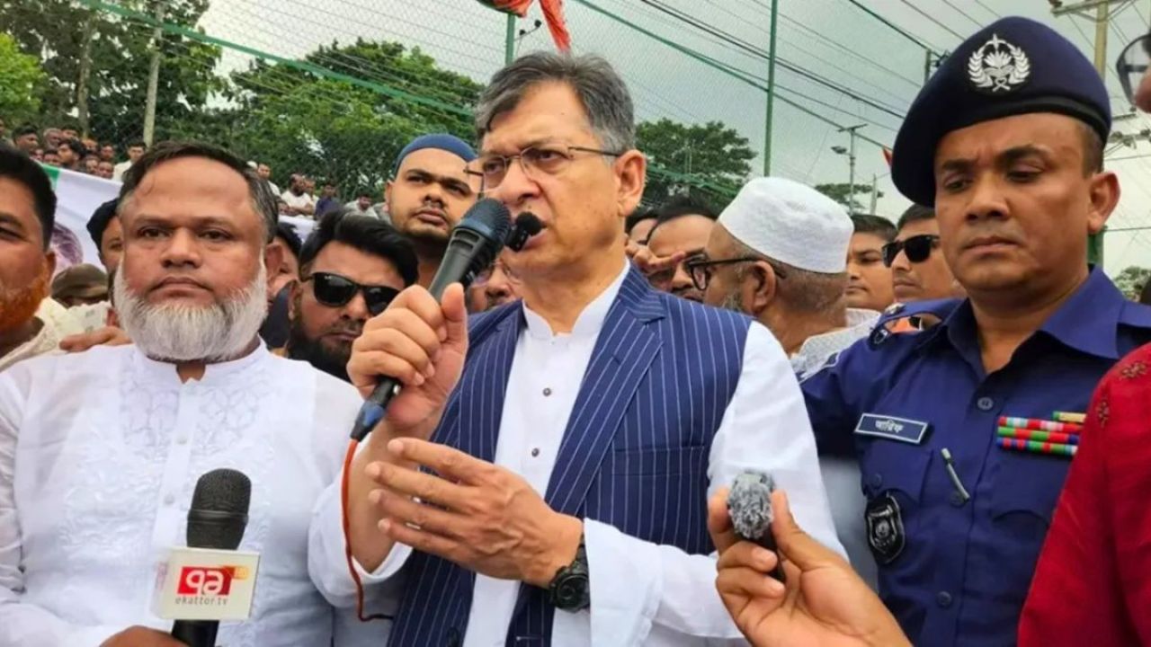 চকরিয়ায় ক্ষতিগ্রস্ত এলাকা পরিদর্শনে স্বরাষ্ট্রমন্ত্রী