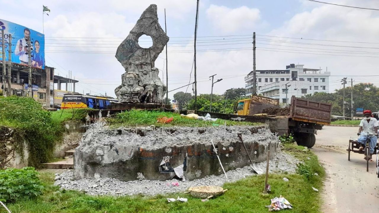 বীরশ্রেষ্ঠ হামিদুর রহমানের ভাস্কর্য ভাঙা হচ্ছে, দায় নিচ্ছে না কেউ