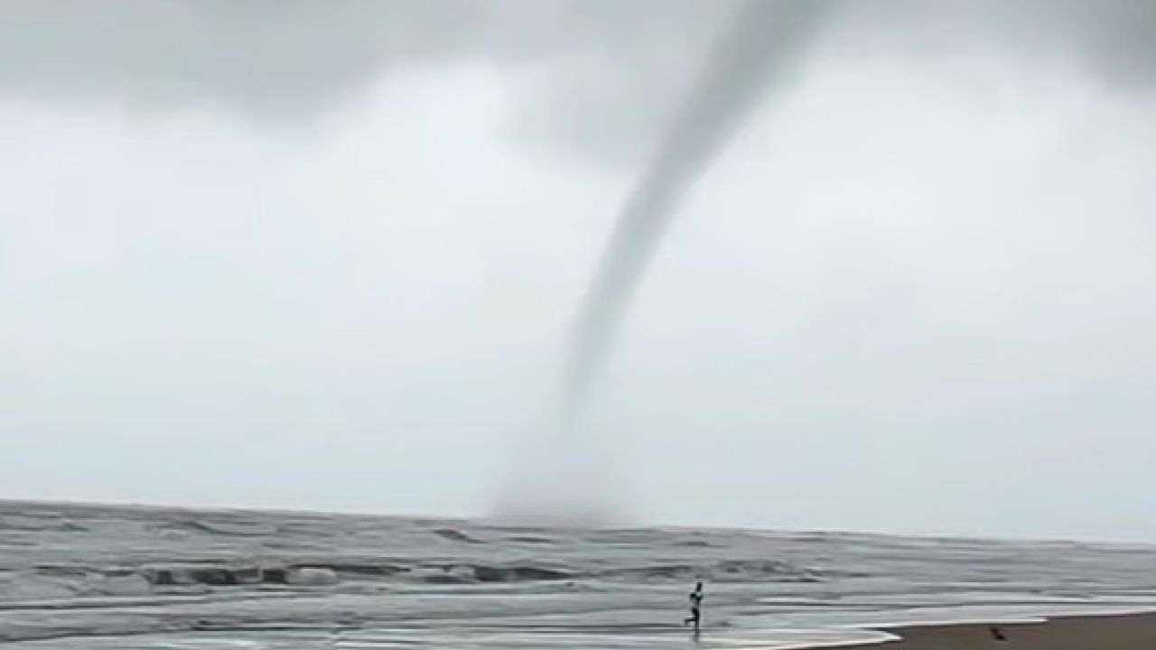 কক্সবাজার সৈকতে টর্নেডোর হানা, পর্যটকদের ছুটাছুটি