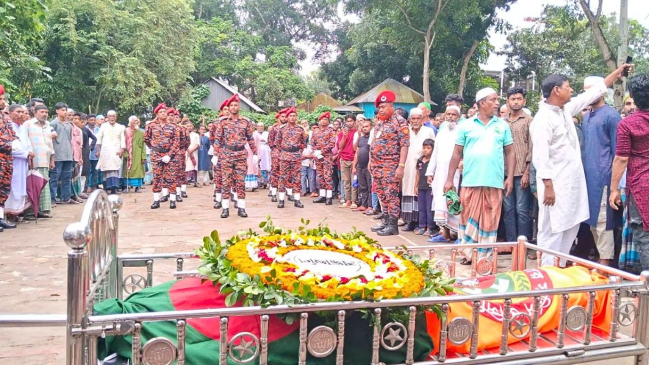 শীতলক্ষ্যায় প্রাণ হারালেন পদকজয়ী ডুবুরি সাদিক, রাষ্ট্রীয় মর্যাদায় দাফন