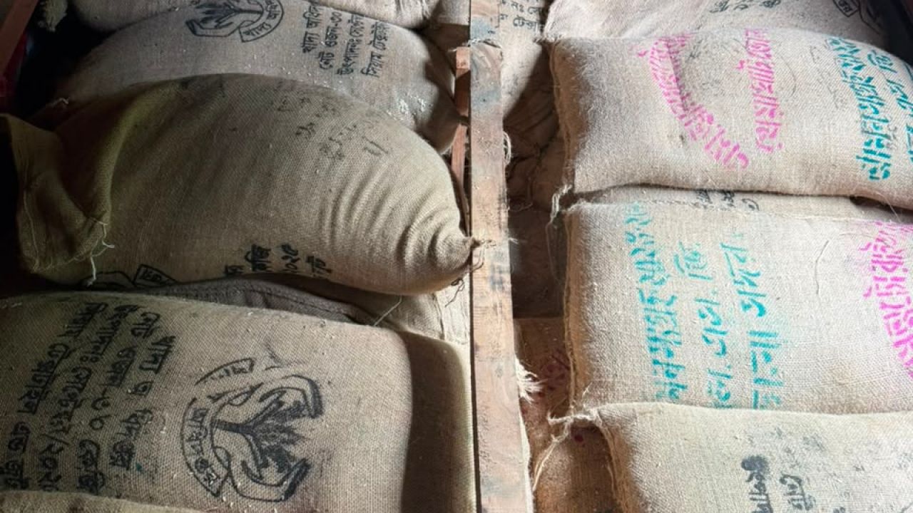 বক্সখাটের ভেতর সরকারি চাল: ৯৯৯-এর কলে পাচার ভণ্ডুল
