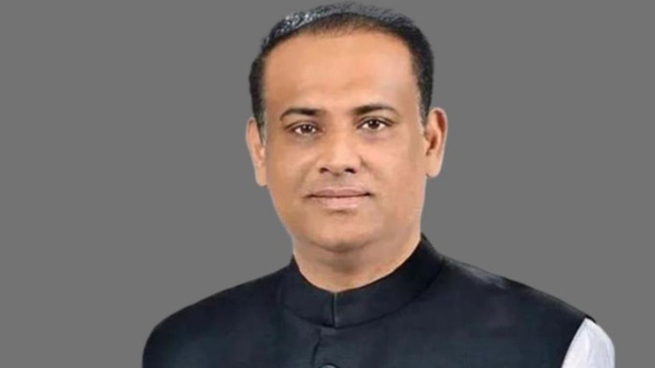 সাবেক ভূমিমন্ত্রীর ৩ শতাধিক কোট, ৫৩২ টাই!