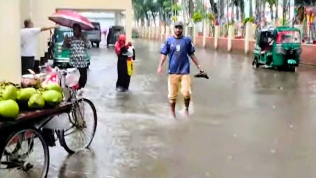 চাঁদপুরে ৩ ঘণ্টায় ৯০ মিলিমিটার বৃষ্টি, জলাবদ্ধতায় জনজীবন বিপর্যস্ত