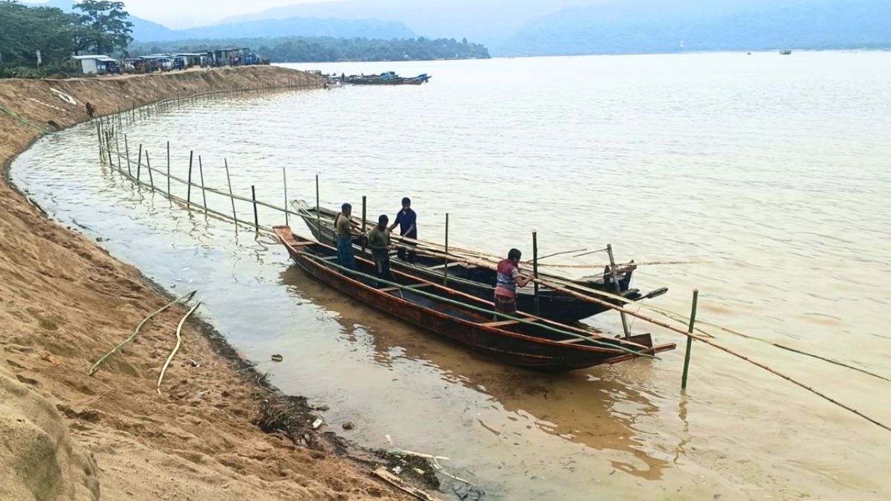 ৬ মাসে ৬৬ মামলা, তবুও যাদুকাটায় থামছে না অবৈধ ড্রেজার