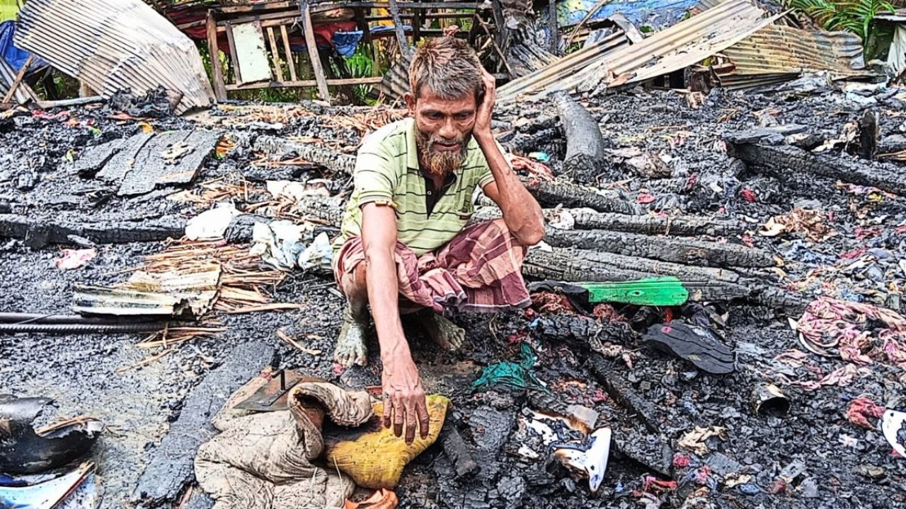 ‘পরনের কাপড় ছাড়া কিছুই রইল না’