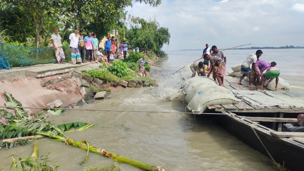 তিস্তার তীররক্ষা বাঁধে ধস, হুমকিতে রংপুর শহর
