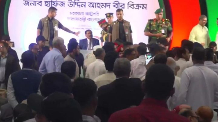 গণ-অভ্যুত্থান দিবসের অনুষ্ঠানে হট্টগোল, মন্ত্রীর দুঃখ প্রকাশ | সংবাদ