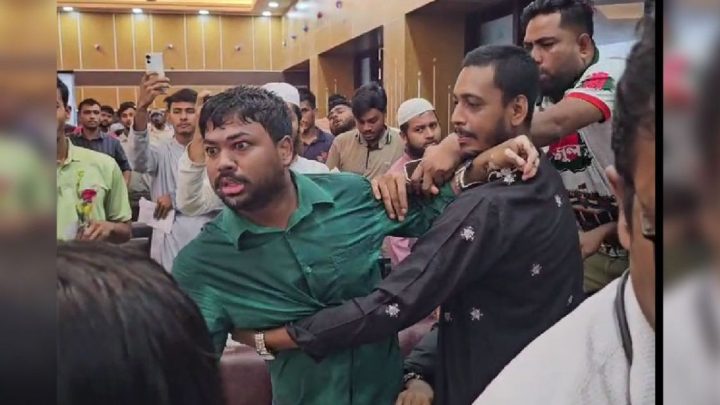 লক্ষ্মীপুরে প্রশাসনের অনুষ্ঠানে ছাত্রদল ও শিবিরের মধ্যে হট্টগোল | সংবাদ