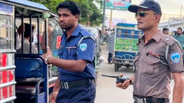 বিশৃঙ্খল সড়কে ট্রাফিক পুলিশের কড়া নজরদারি | সংবাদ
