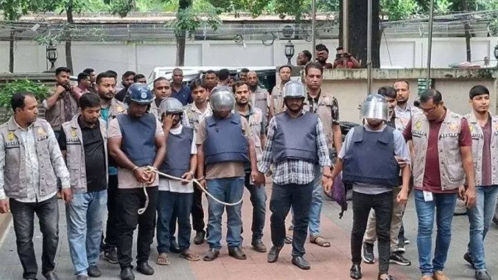 র‍্যাবের ভুয়া পরিচয়ে কোটি টাকা ছিনতাই: অস্ত্র ও প্রযুক্তিসহ গ্রেফতার ৫ | সংবাদ