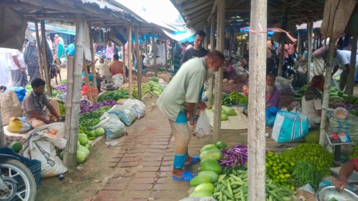 বৃষ্টির অজুহাতে সবজির দাম আকাশছোঁয়া