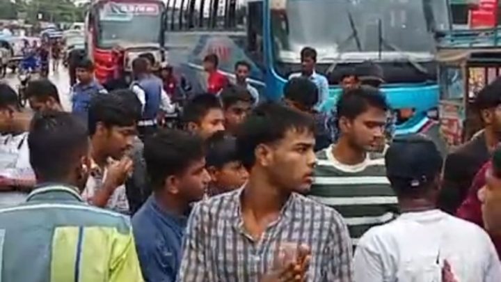 ক্ষতিপূরণের দাবিতে ঢাকা-বরিশাল মহাসড়কে শিক্ষার্থীদের অবরোধ