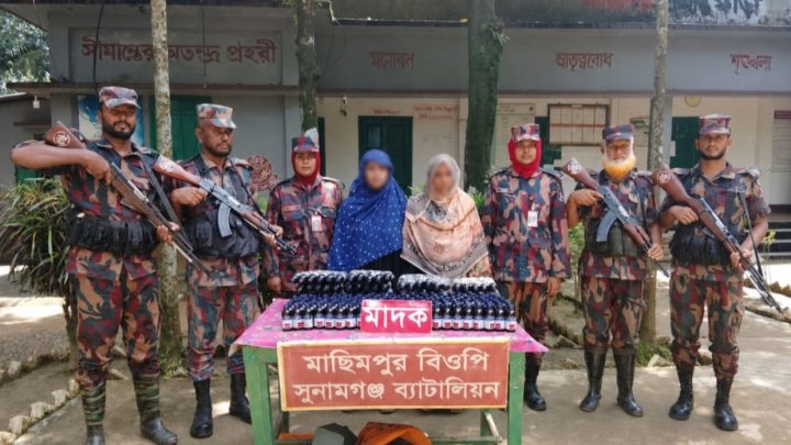 দুই নারীর ব্যাগে ৩০০ বোতল মাদক