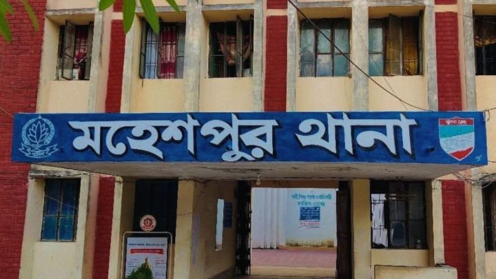মহেশপুরে আলমসাধু নিয়ন্ত্রণ হারিয়ে খাদে, চালক নিহত