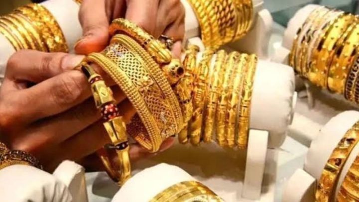 টানা তিন দফা বাড়ার পর সোনার দাম কমল