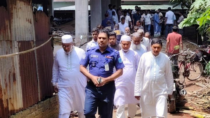 ভেন্টিলেটর ভেঙে ঘরে ঢুকে গৃহবধূকে হত্যা, আহত ২