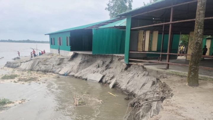 ‘স্কুল ঘর তো নদীত চলি গেইল, হামরা ক্লাস করিম কই’