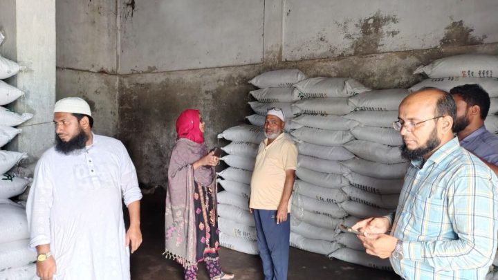 সারের দাম বেশি নেওয়ায় দুই ব্যবসায়ীকে জরিমানা